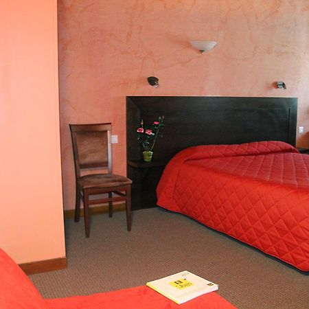 Отель Logis Des Trois Maures Couches Экстерьер фото