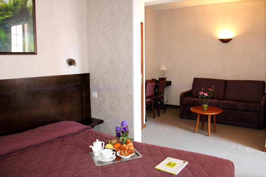 Отель Logis Des Trois Maures Couches Номер фото