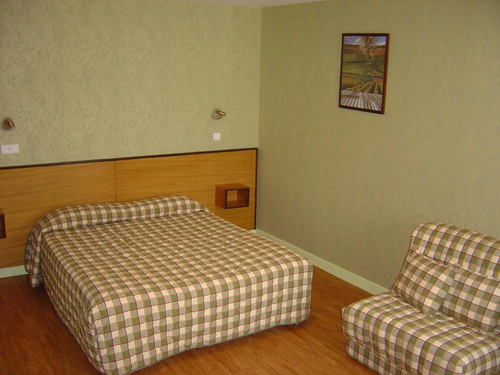 Отель Logis Des Trois Maures Couches Экстерьер фото