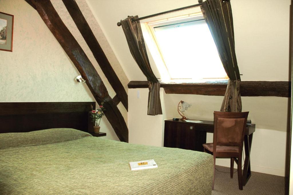 Отель Logis Des Trois Maures Couches Номер фото