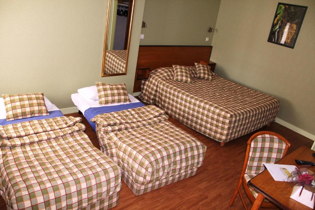Отель Logis Des Trois Maures Couches Номер фото