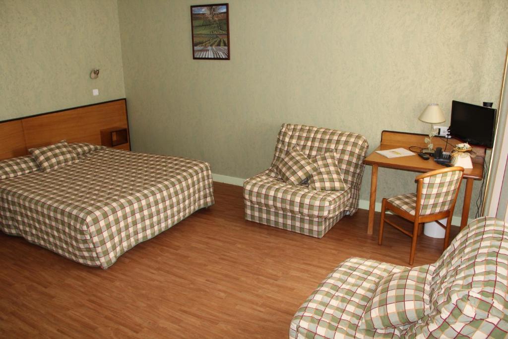 Отель Logis Des Trois Maures Couches Номер фото