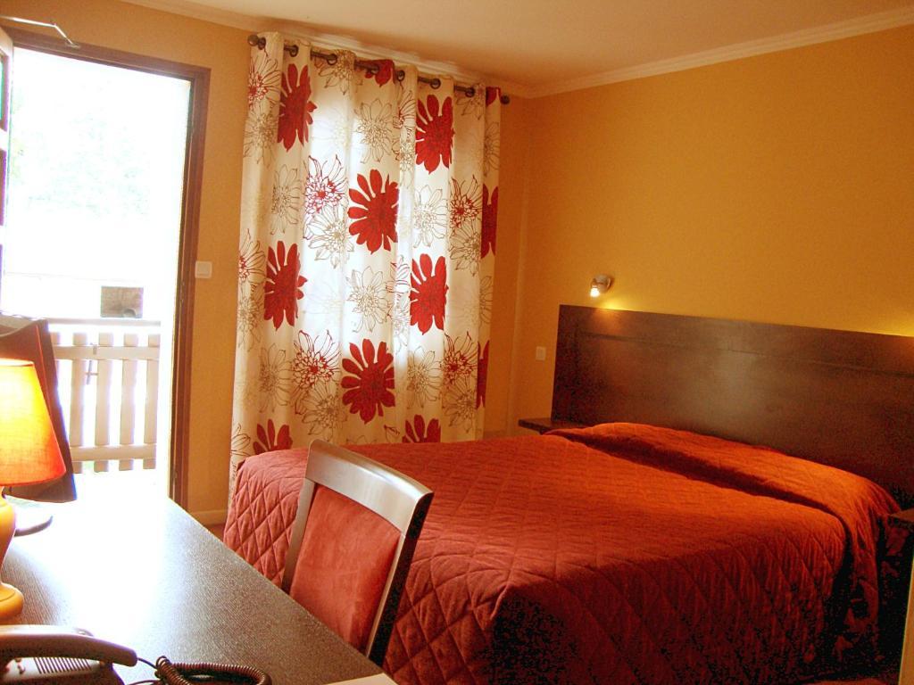 Отель Logis Des Trois Maures Couches Номер фото