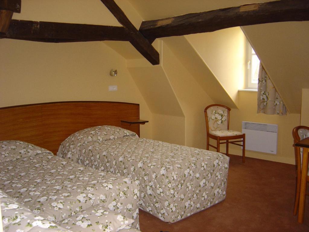 Отель Logis Des Trois Maures Couches Номер фото
