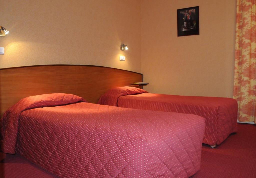 Отель Logis Des Trois Maures Couches Номер фото