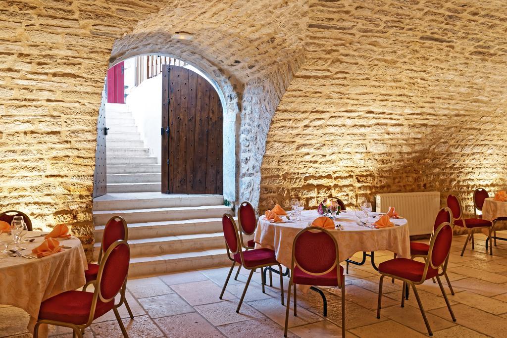 Отель Logis Des Trois Maures Couches Экстерьер фото