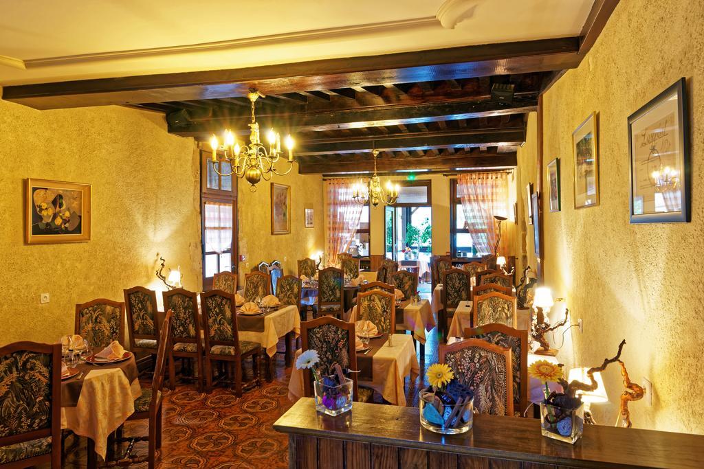 Отель Logis Des Trois Maures Couches Экстерьер фото