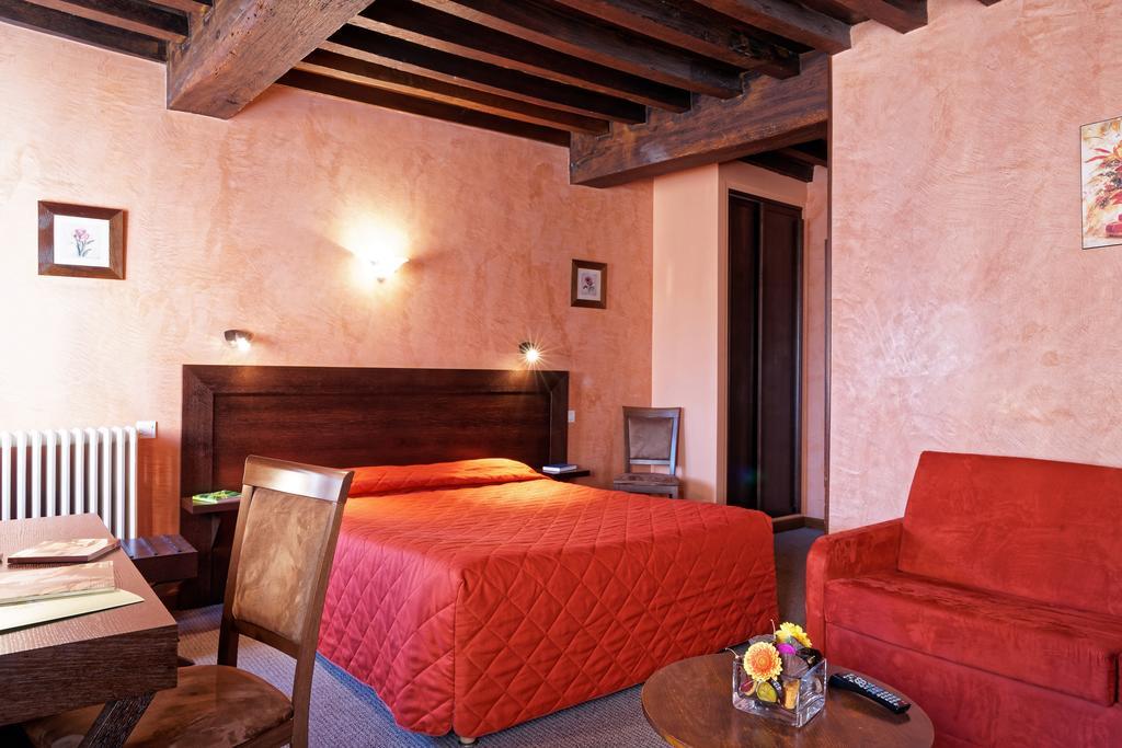 Отель Logis Des Trois Maures Couches Экстерьер фото