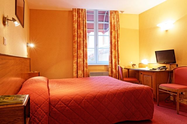 Отель Logis Des Trois Maures Couches Экстерьер фото
