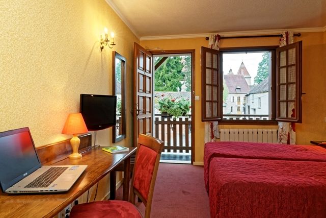 Отель Logis Des Trois Maures Couches Экстерьер фото