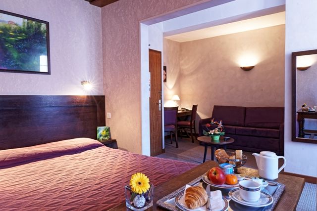 Отель Logis Des Trois Maures Couches Экстерьер фото