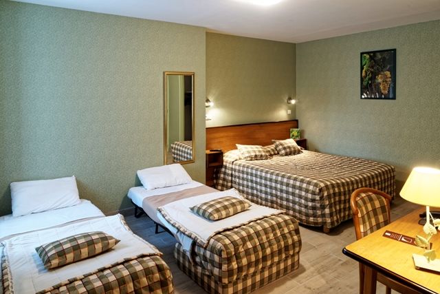 Отель Logis Des Trois Maures Couches Экстерьер фото